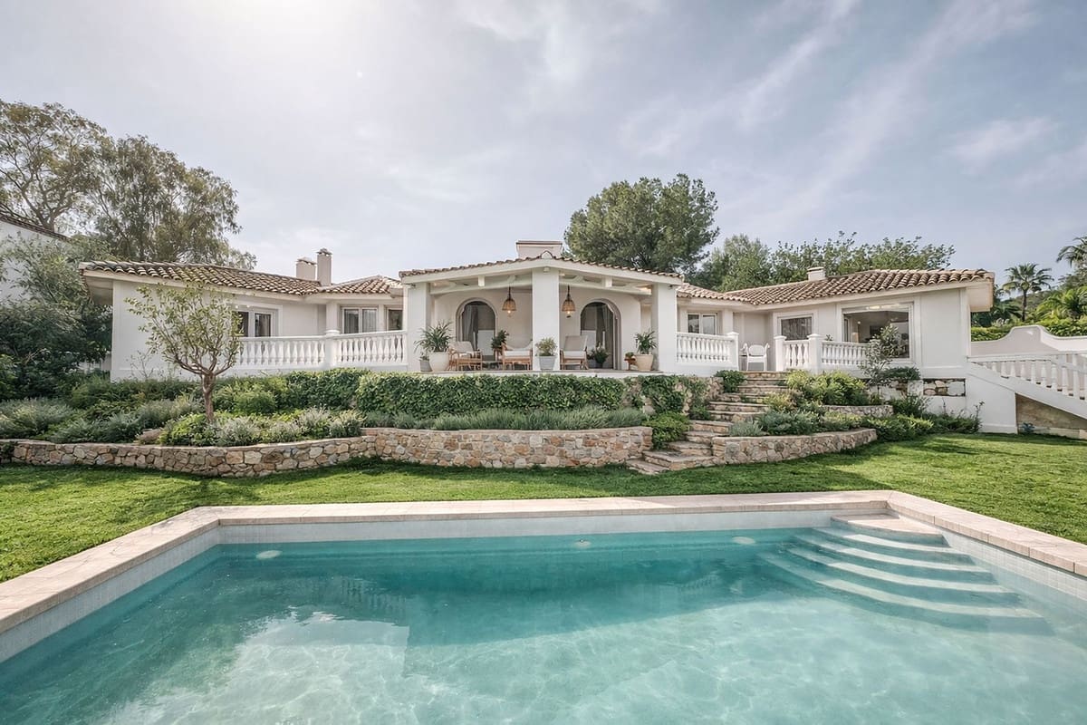 4 bedroom Villa for sale in Benahavis with pool garage - € 2,600,000 (Ref: 9679135)