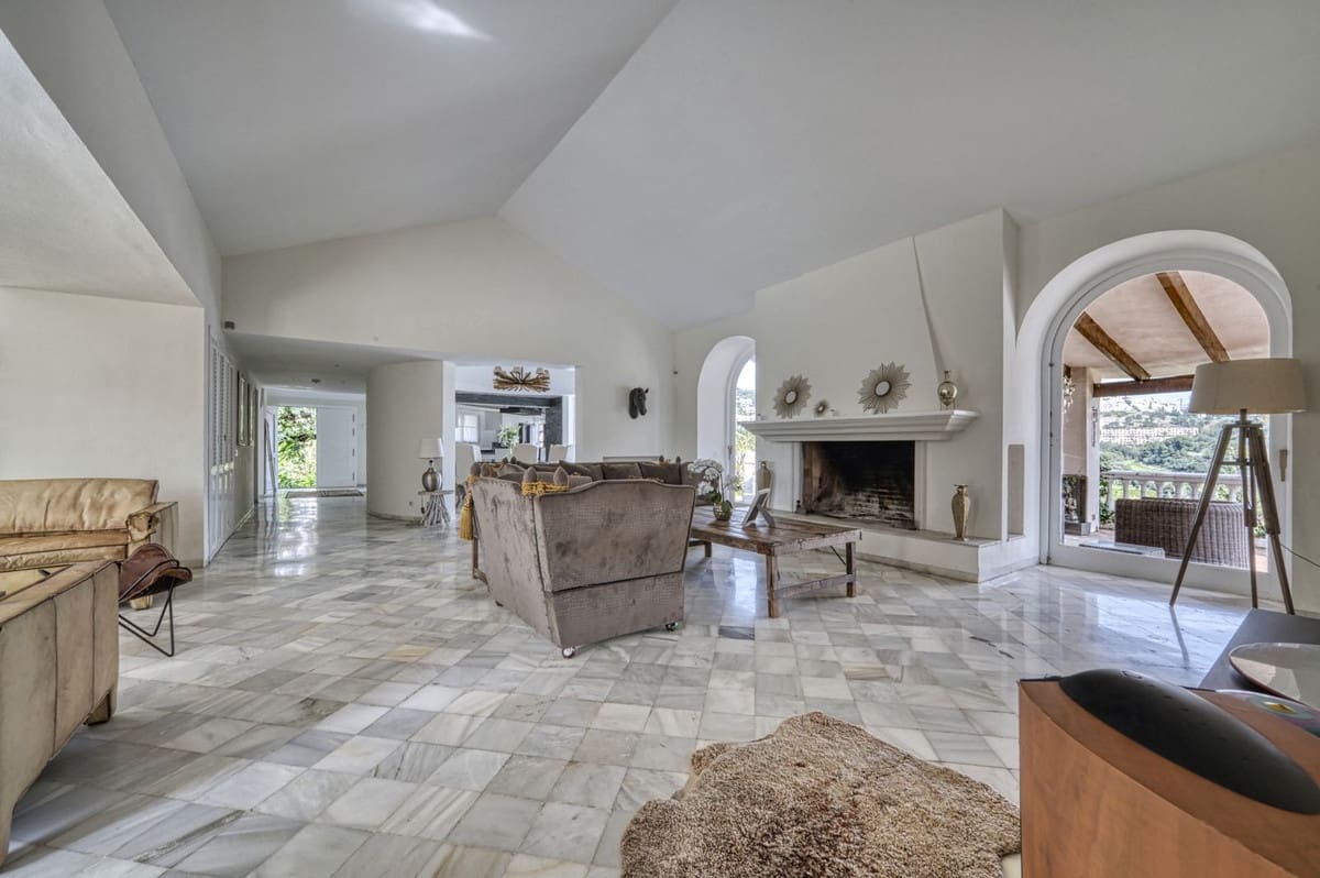 4 bedroom Villa for sale in Benahavis with pool garage - € 2,600,000 (Ref: 9679135)