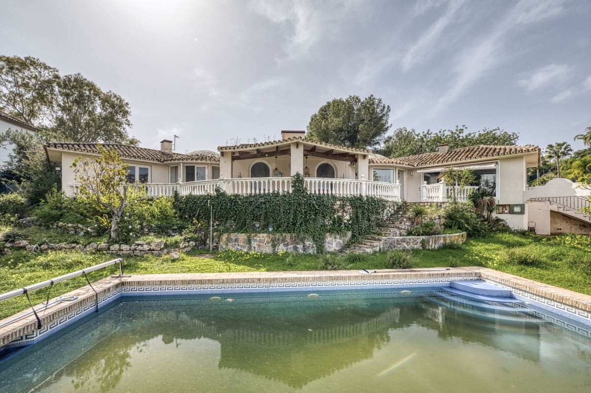4 bedroom Villa for sale in Benahavis with pool garage - € 2,600,000 (Ref: 9679135)