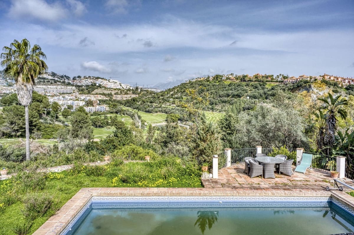4 bedroom Villa for sale in Benahavis with pool garage - € 2,600,000 (Ref: 9679135)