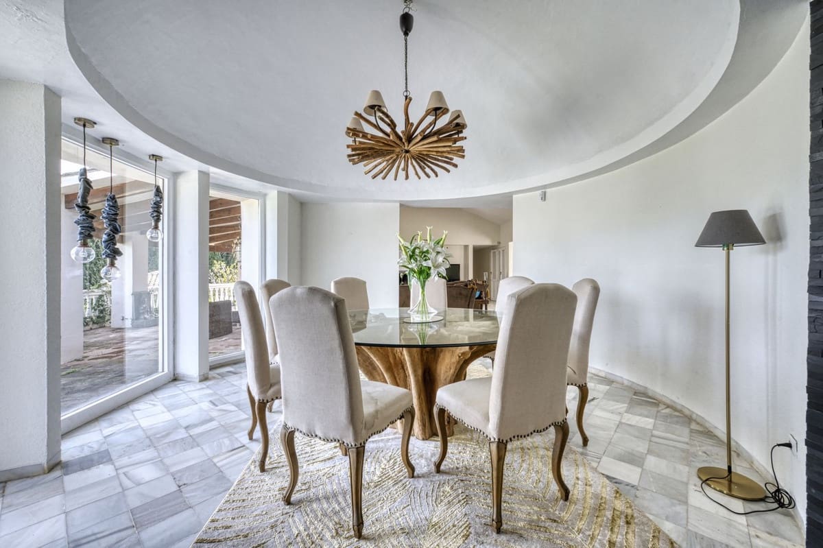 4 bedroom Villa for sale in Benahavis with pool garage - € 2,600,000 (Ref: 9679135)