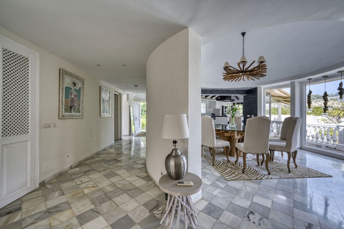 4 bedroom Villa for sale in Benahavis with pool garage - € 2,600,000 (Ref: 9679135)