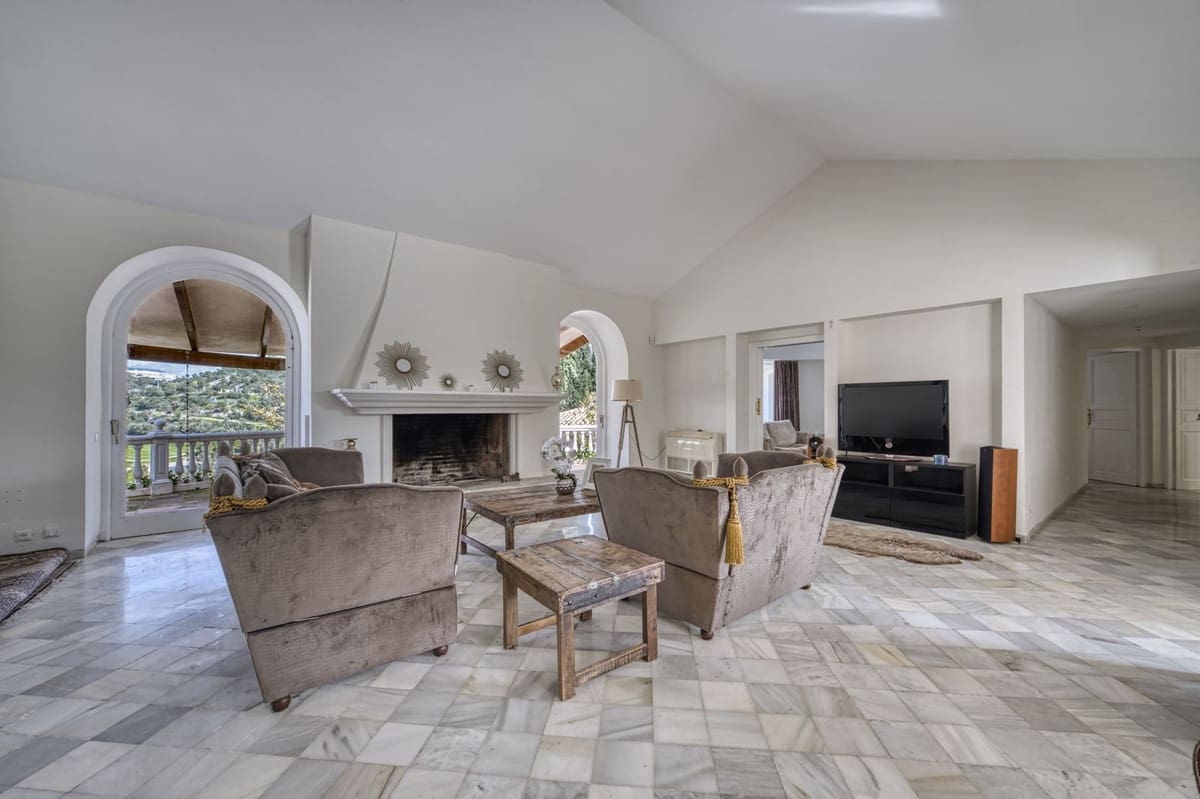 4 bedroom Villa for sale in Benahavis with pool garage - € 2,600,000 (Ref: 9679135)