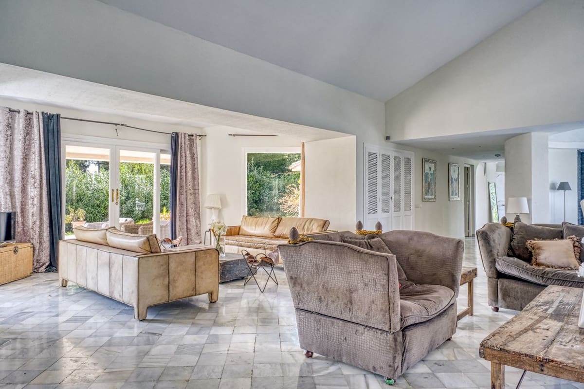 4 bedroom Villa for sale in Benahavis with pool garage - € 2,600,000 (Ref: 9679135)