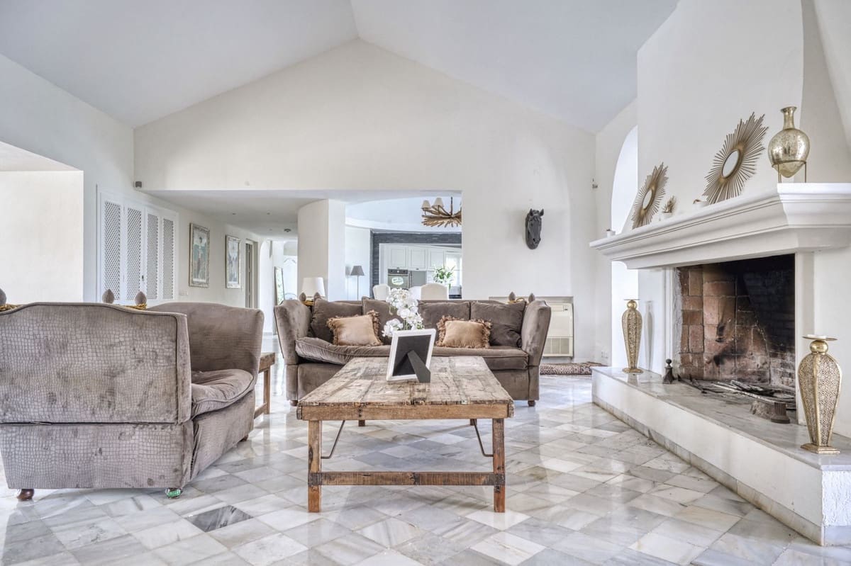 4 bedroom Villa for sale in Benahavis with pool garage - € 2,600,000 (Ref: 9679135)