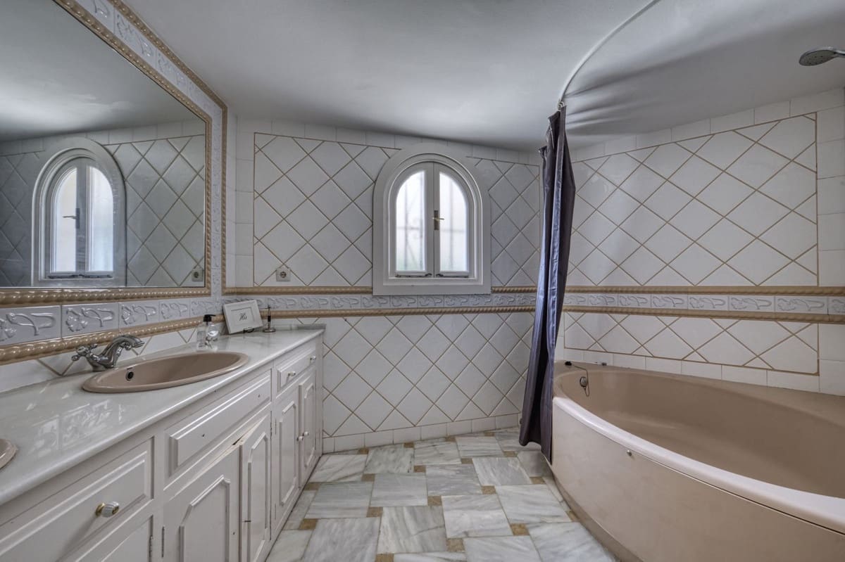 4 bedroom Villa for sale in Benahavis with pool garage - € 2,600,000 (Ref: 9679135)