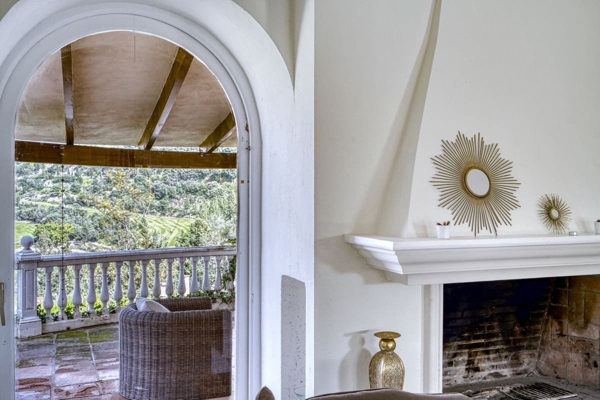 4 bedroom Villa for sale in Benahavis with pool garage - € 2,600,000 (Ref: 9679135)