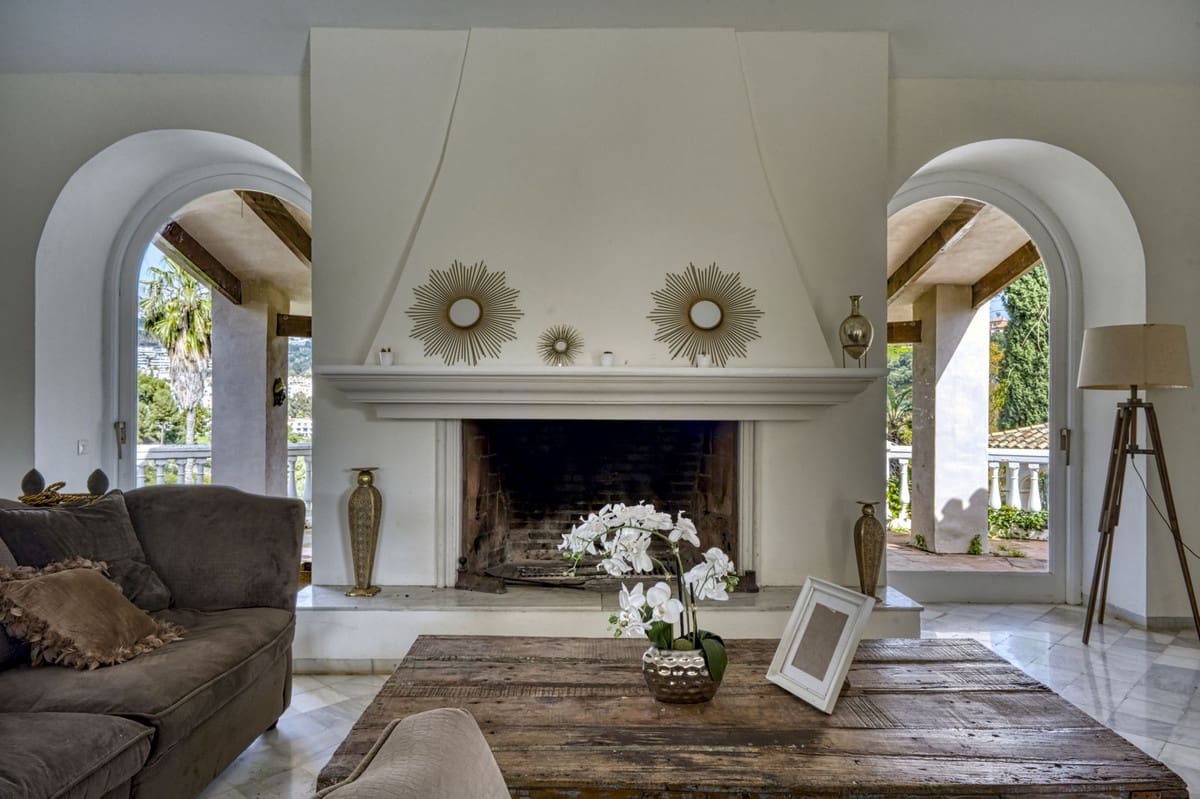 4 bedroom Villa for sale in Benahavis with pool garage - € 2,600,000 (Ref: 9679135)