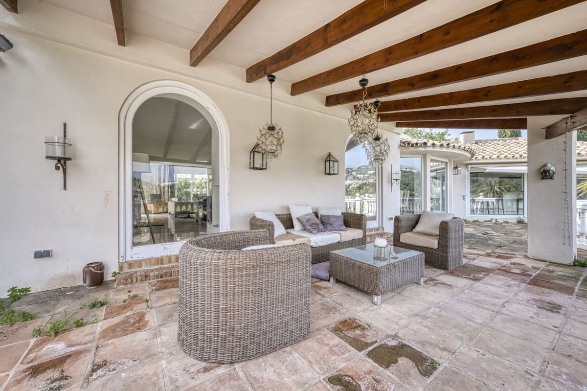 4 bedroom Villa for sale in Benahavis with pool garage - € 2,600,000 (Ref: 9679135)
