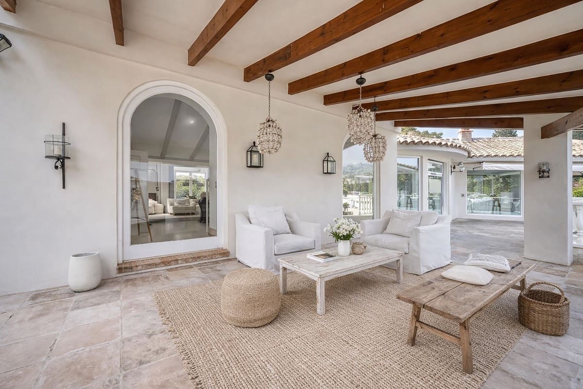 4 bedroom Villa for sale in Benahavis with pool garage - € 2,600,000 (Ref: 9679135)