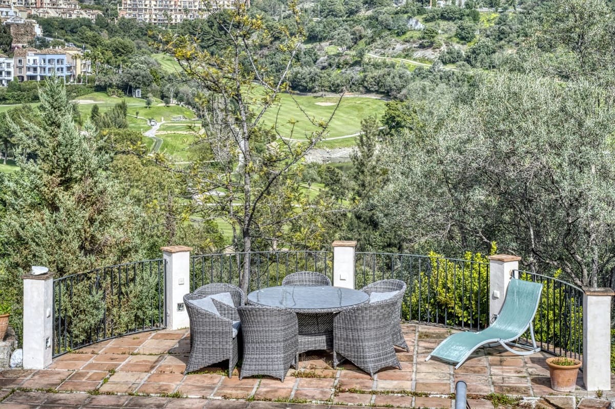 4 bedroom Villa for sale in Benahavis with pool garage - € 2,600,000 (Ref: 9679135)