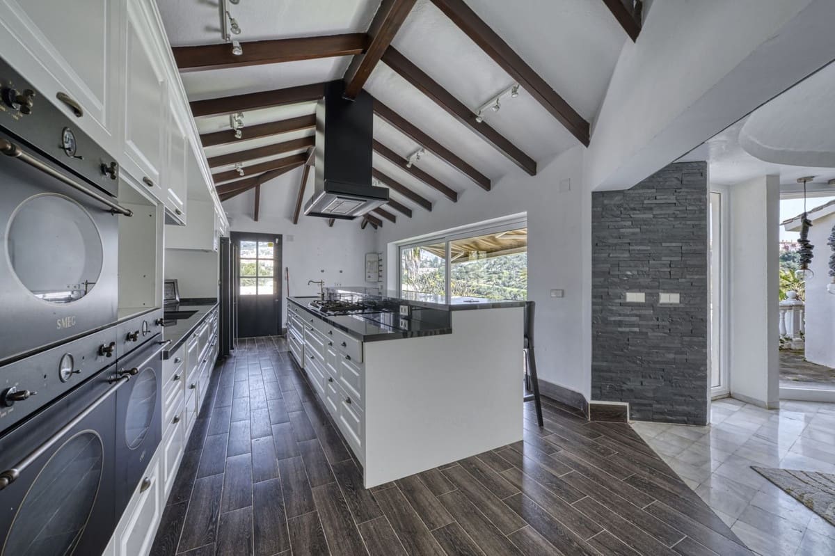 4 bedroom Villa for sale in Benahavis with pool garage - € 2,600,000 (Ref: 9679135)
