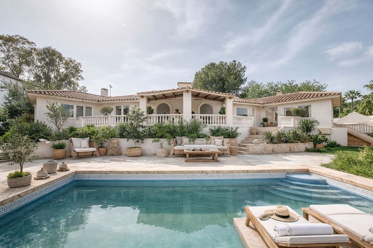 4 bedroom Villa for sale in Benahavis with pool garage - € 2,600,000 (Ref: 9679135)