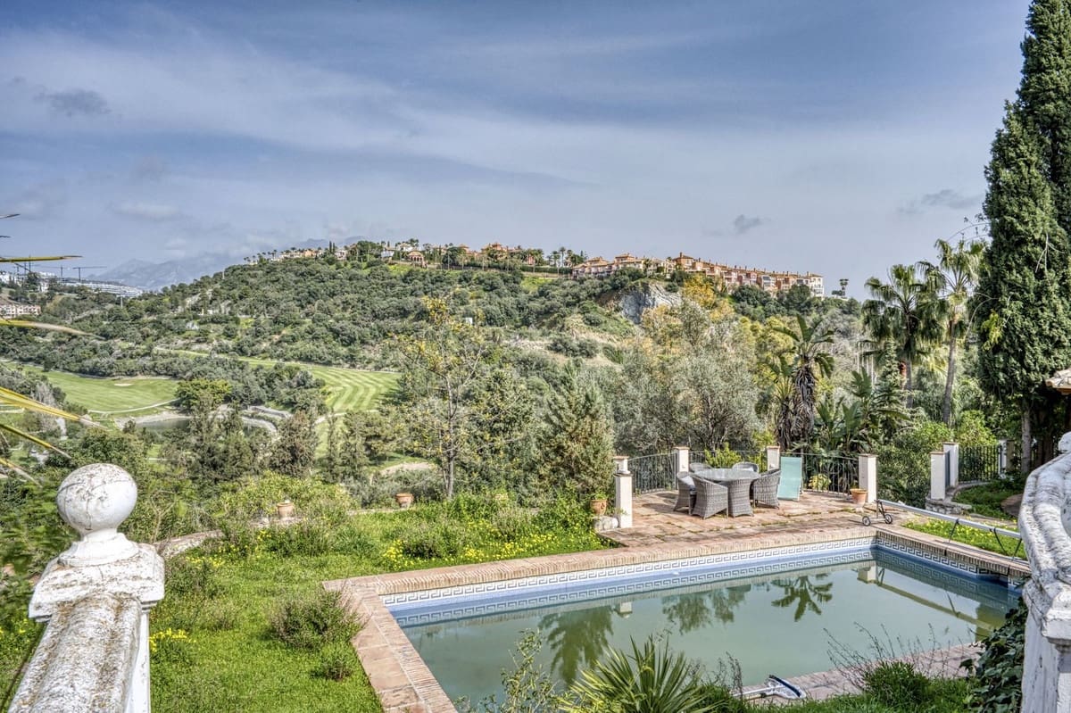 4 bedroom Villa for sale in Benahavis with pool garage - € 2,600,000 (Ref: 9679135)