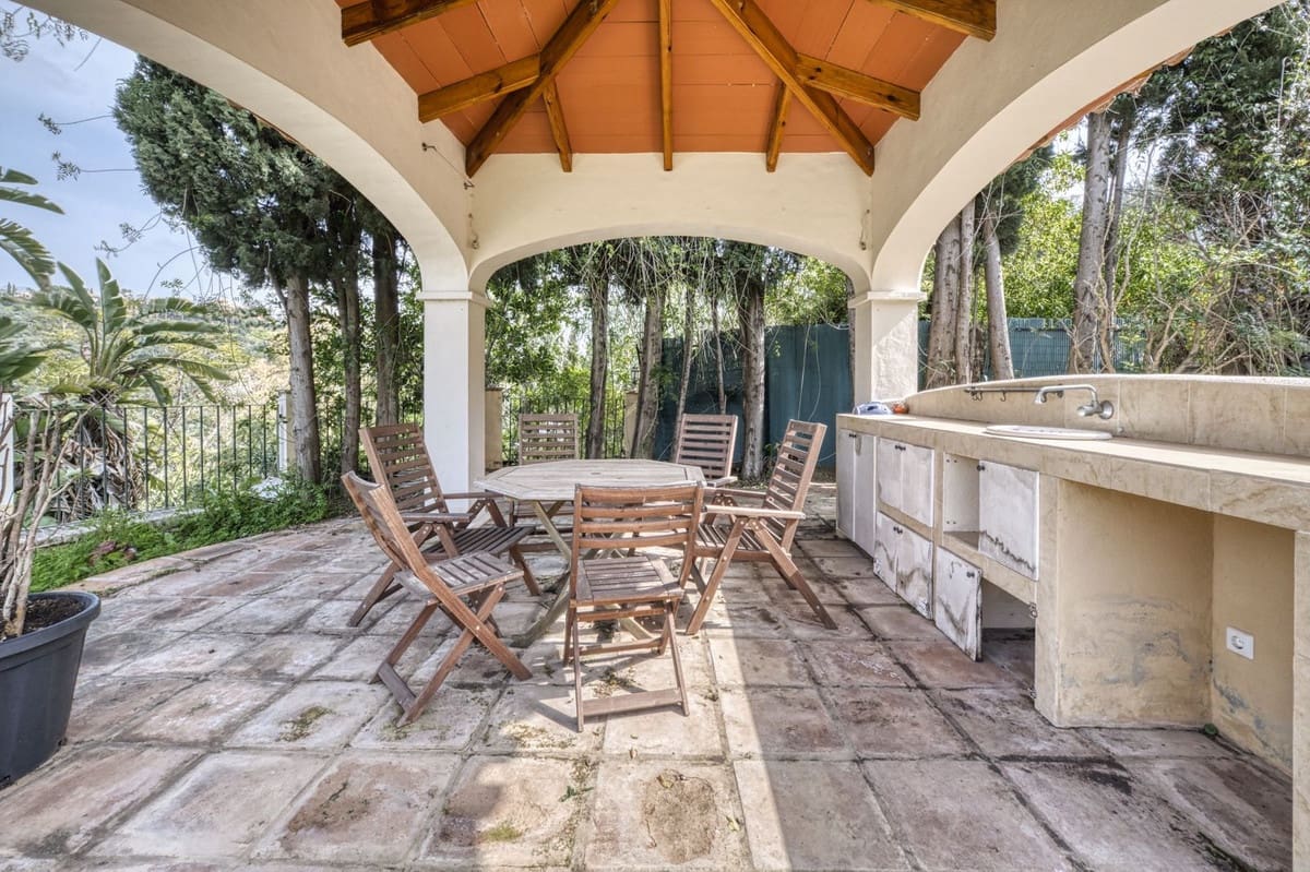 4 bedroom Villa for sale in Benahavis with pool garage - € 2,600,000 (Ref: 9679135)