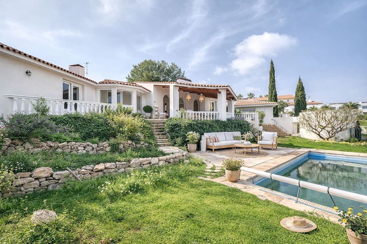 4 bedroom Villa for sale in Benahavis with pool garage - € 2,600,000 (Ref: 9679135)
