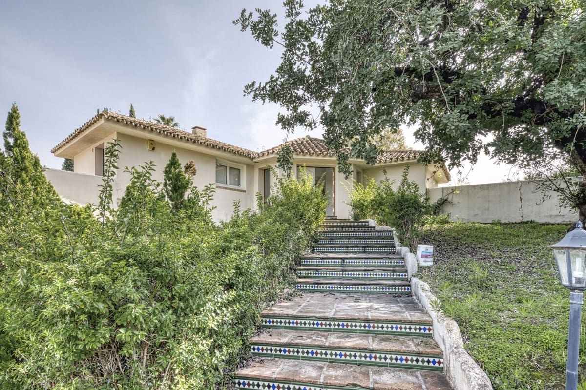 4 bedroom Villa for sale in Benahavis with pool garage - € 2,600,000 (Ref: 9679135)