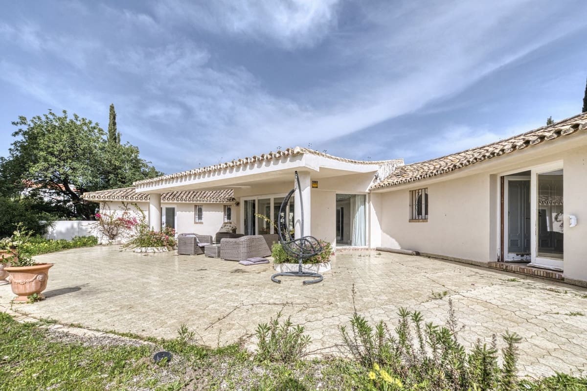 4 bedroom Villa for sale in Benahavis with pool garage - € 2,600,000 (Ref: 9679135)