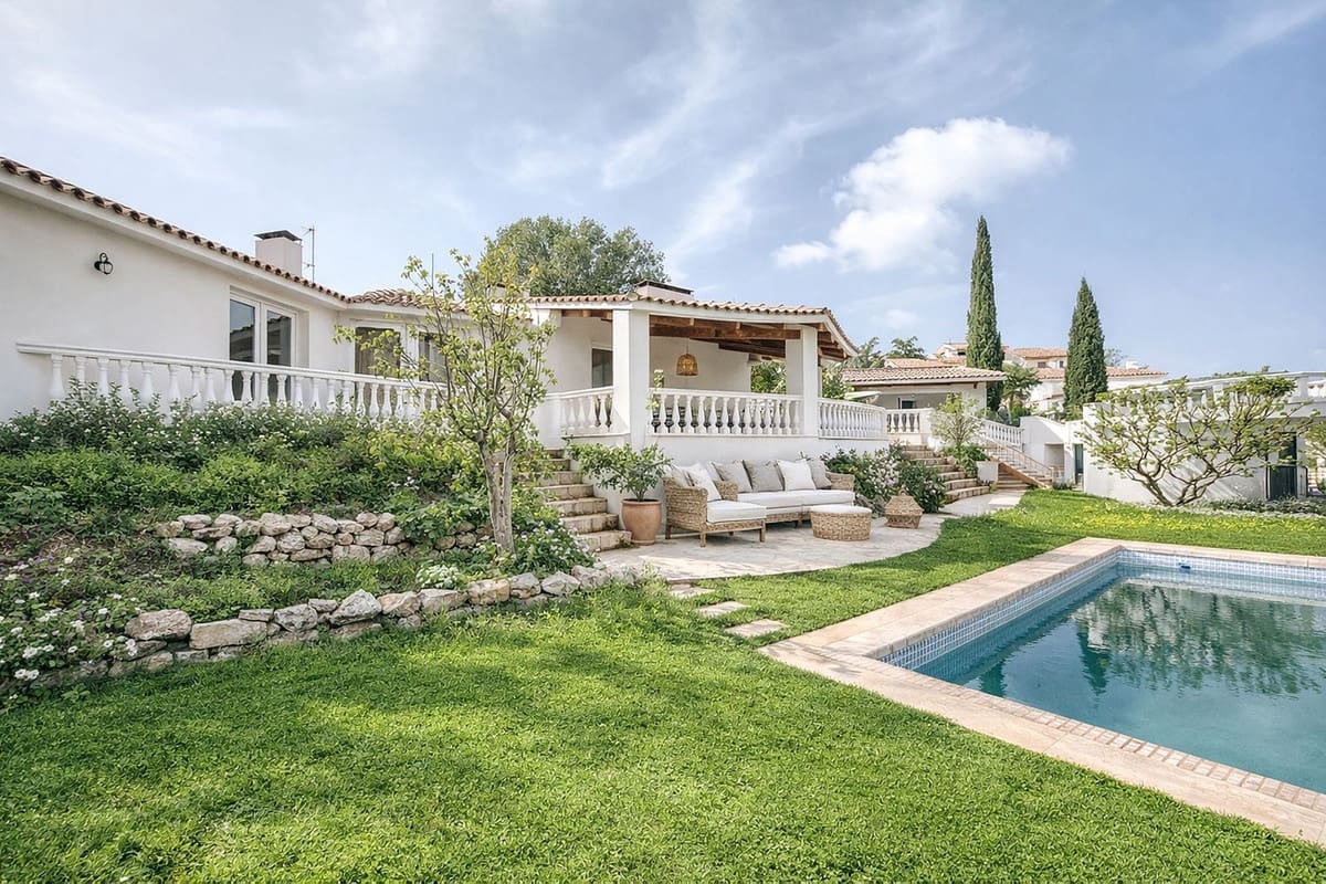 4 bedroom Villa for sale in Benahavis with pool garage - € 2,600,000 (Ref: 9679135)
