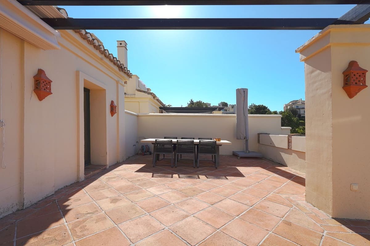 3 quarto Penthouse para venda em Benahavis com piscina garagem - 975 000 € (Ref: 9708127)