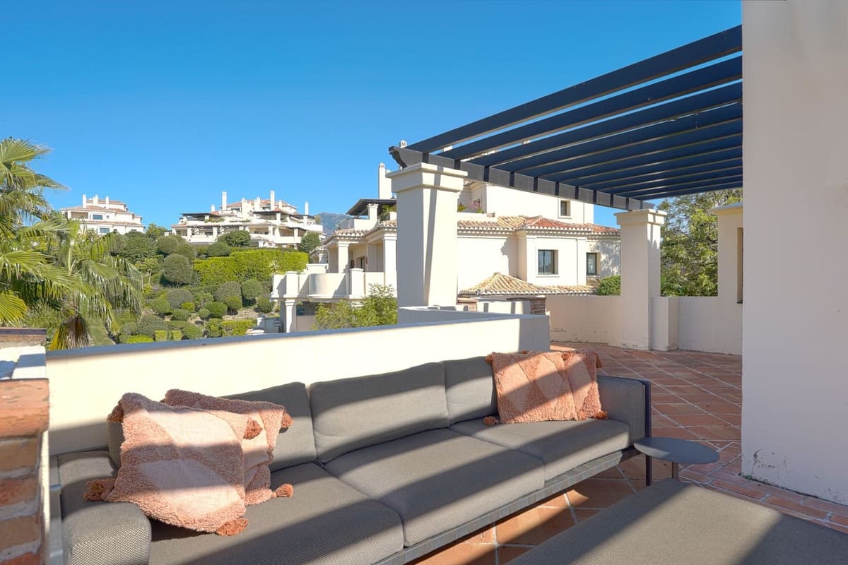 3 quarto Penthouse para venda em Benahavis com piscina garagem - 975 000 € (Ref: 9708127)