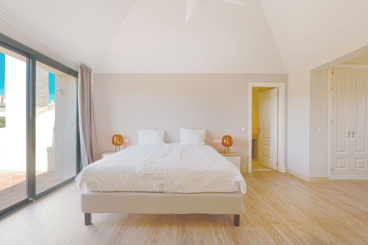 3 quarto Penthouse para venda em Benahavis com piscina garagem - 975 000 € (Ref: 9708127)