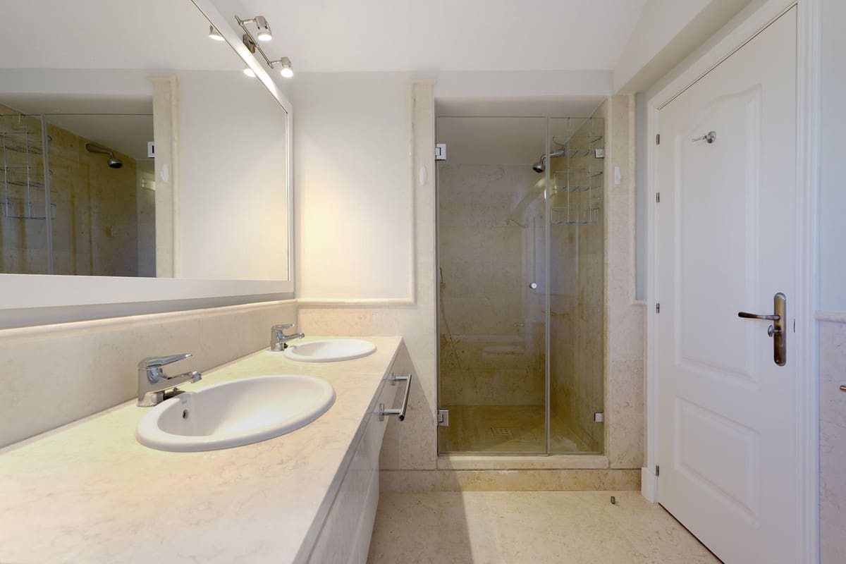 3 quarto Penthouse para venda em Benahavis com piscina garagem - 975 000 € (Ref: 9708127)