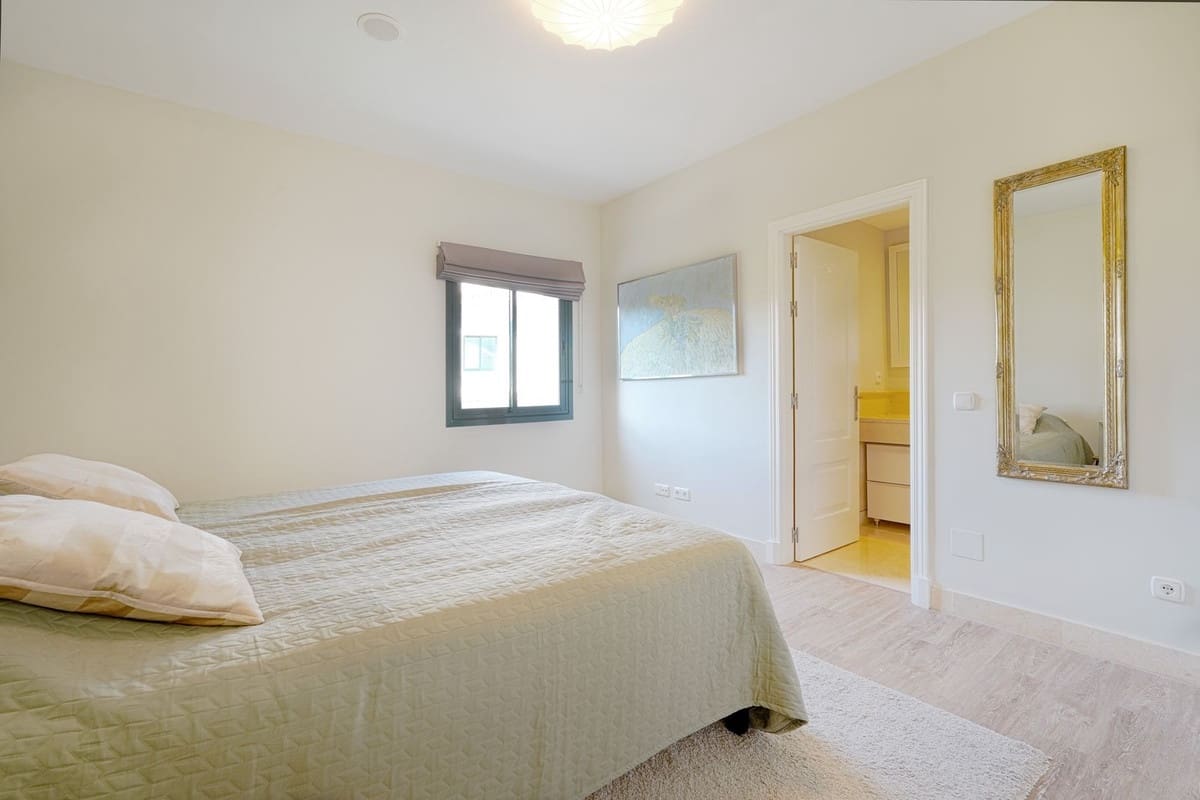 3 quarto Penthouse para venda em Benahavis com piscina garagem - 975 000 € (Ref: 9708127)