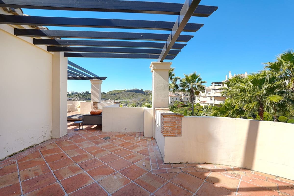 3 quarto Penthouse para venda em Benahavis com piscina garagem - 975 000 € (Ref: 9708127)