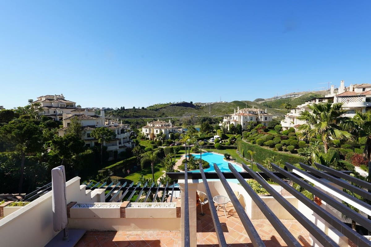3 quarto Penthouse para venda em Benahavis com piscina garagem - 975 000 € (Ref: 9708127)