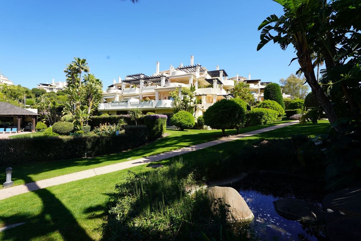 3 quarto Penthouse para venda em Benahavis com piscina garagem - 975 000 € (Ref: 9708127)