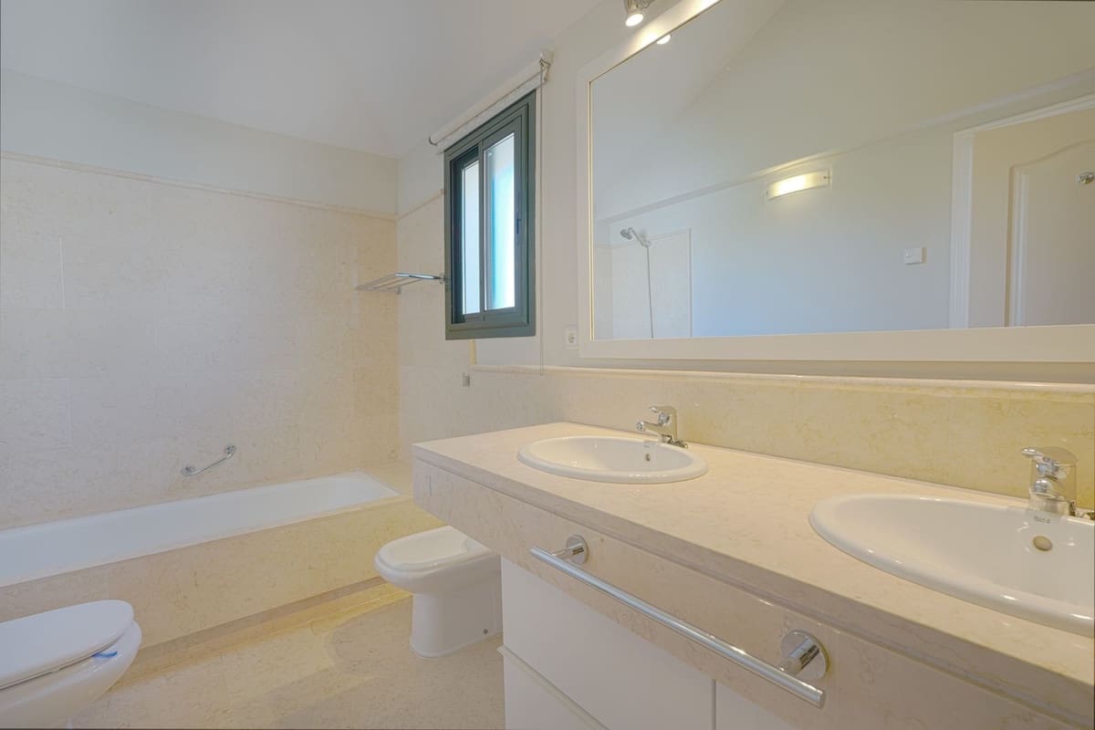 3 quarto Penthouse para venda em Benahavis com piscina garagem - 975 000 € (Ref: 9708127)