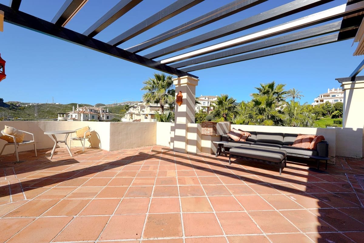 3 quarto Penthouse para venda em Benahavis com piscina garagem - 975 000 € (Ref: 9708127)