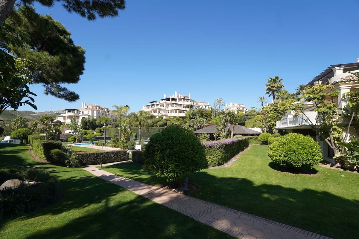 3 quarto Penthouse para venda em Benahavis com piscina garagem - 975 000 € (Ref: 9708127)