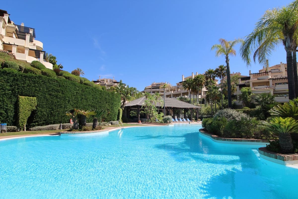 3 quarto Penthouse para venda em Benahavis com piscina garagem - 975 000 € (Ref: 9708127)