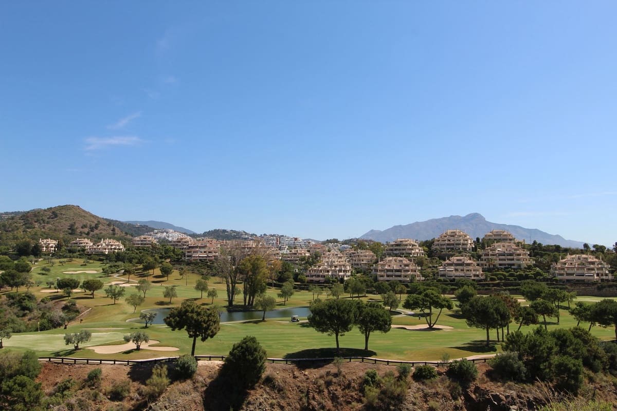 3 quarto Penthouse para venda em Benahavis com piscina garagem - 975 000 € (Ref: 9708127)