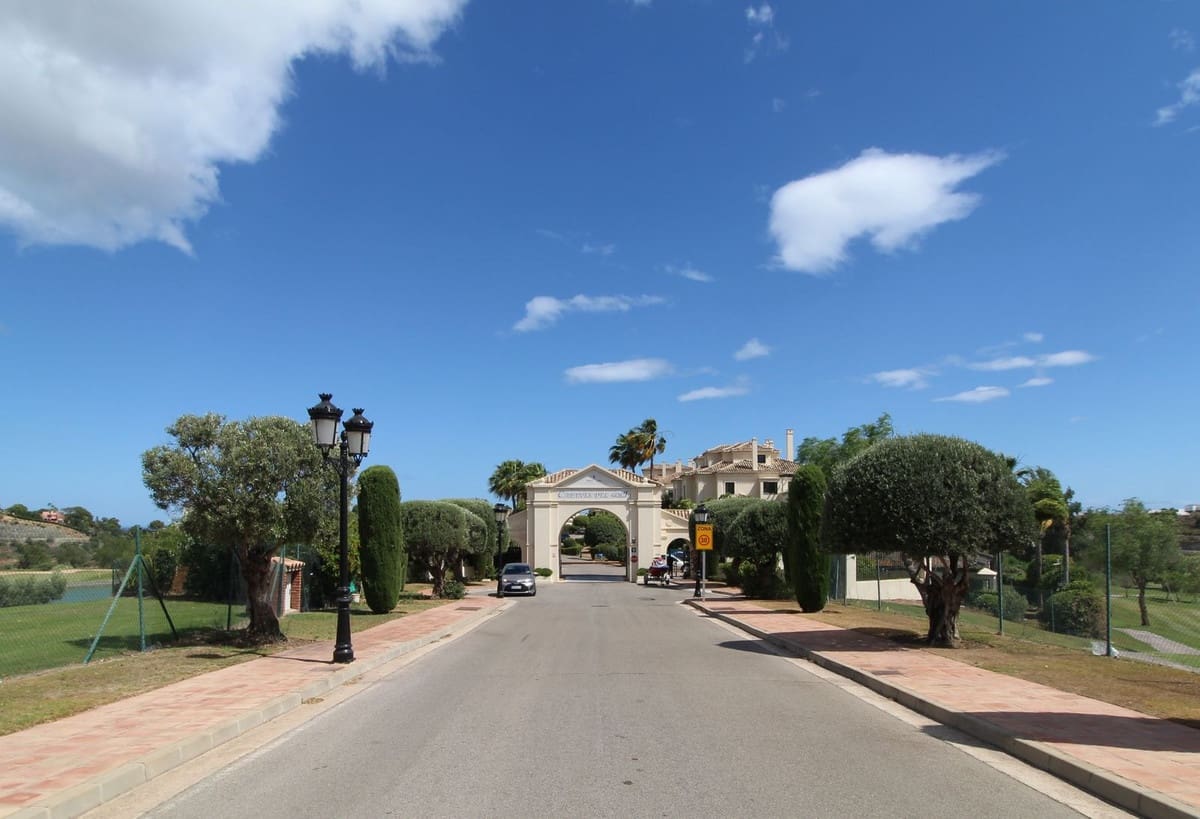 3 quarto Penthouse para venda em Benahavis com piscina garagem - 975 000 € (Ref: 9708127)