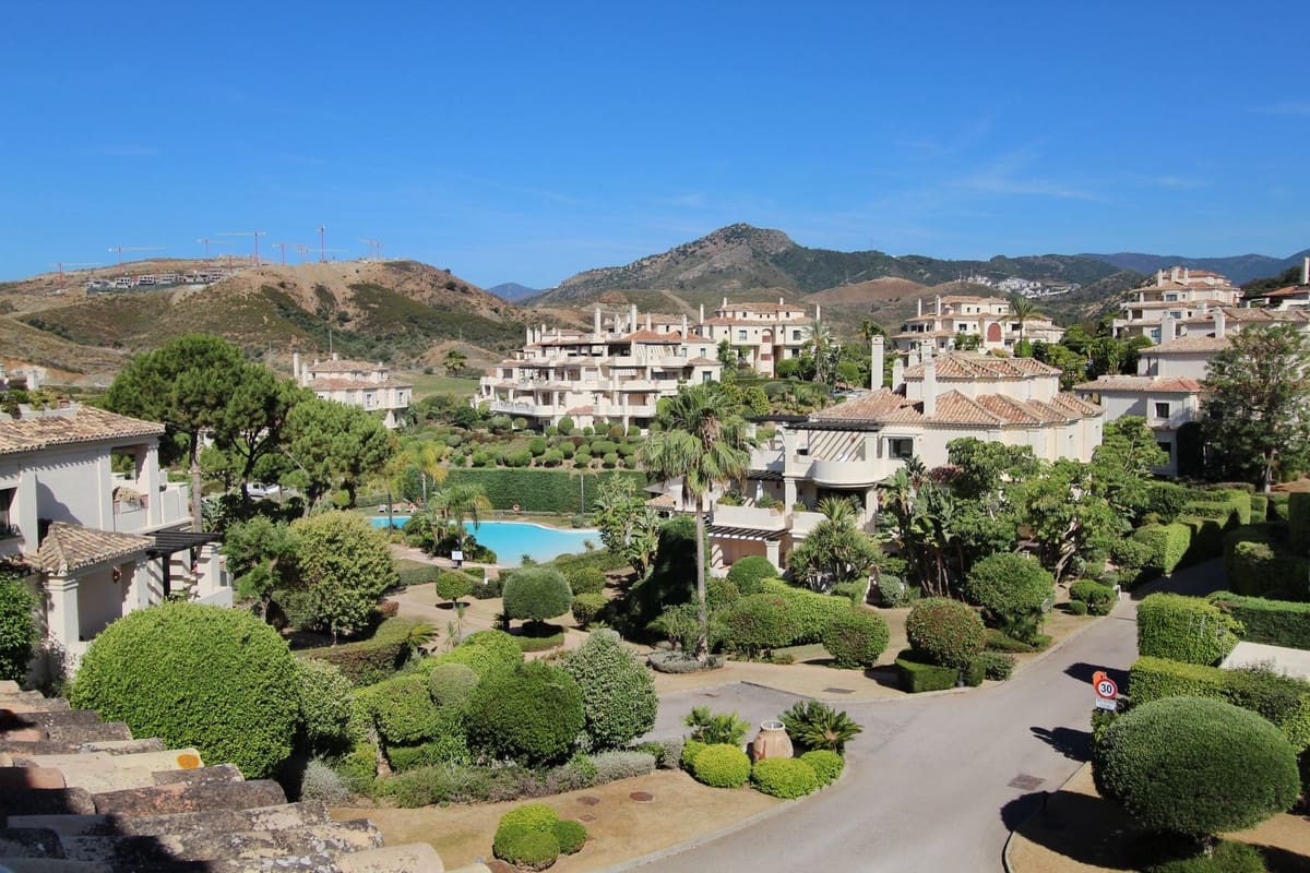 3 quarto Penthouse para venda em Benahavis com piscina garagem - 975 000 € (Ref: 9708127)