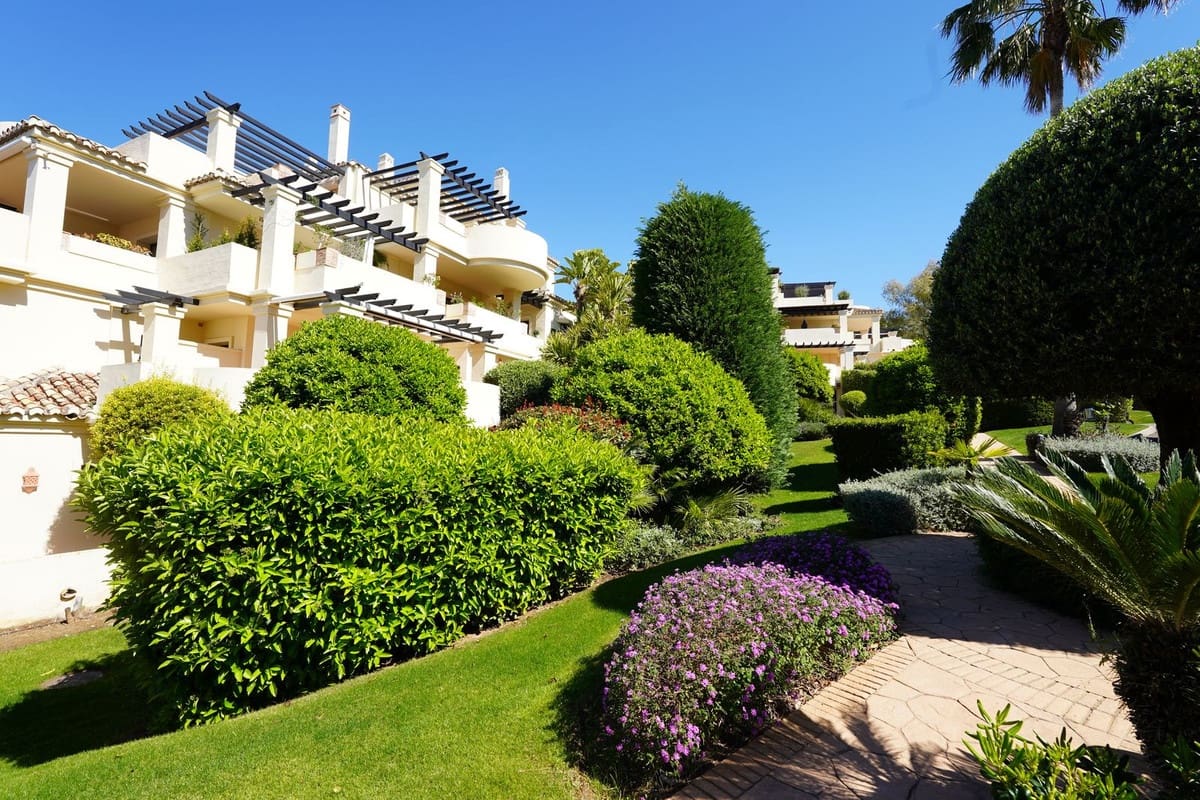 3 quarto Penthouse para venda em Benahavis com piscina garagem - 975 000 € (Ref: 9708127)