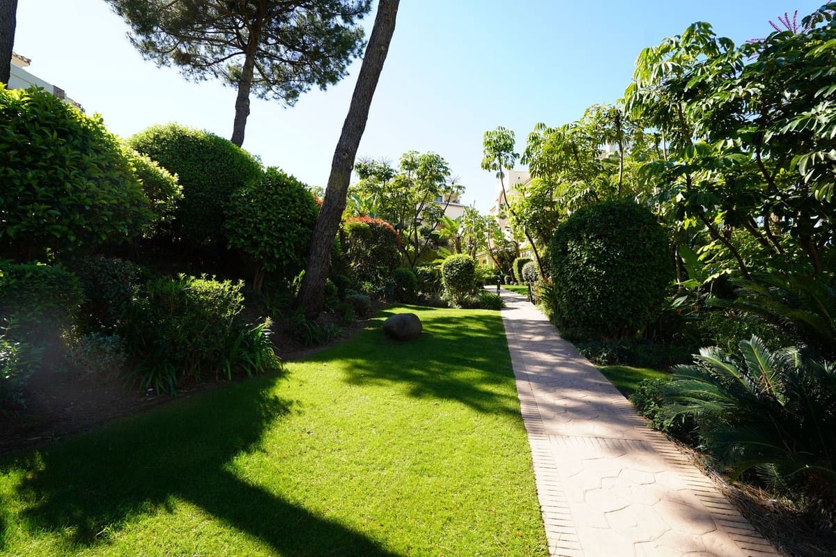 3 quarto Penthouse para venda em Benahavis com piscina garagem - 975 000 € (Ref: 9708127)