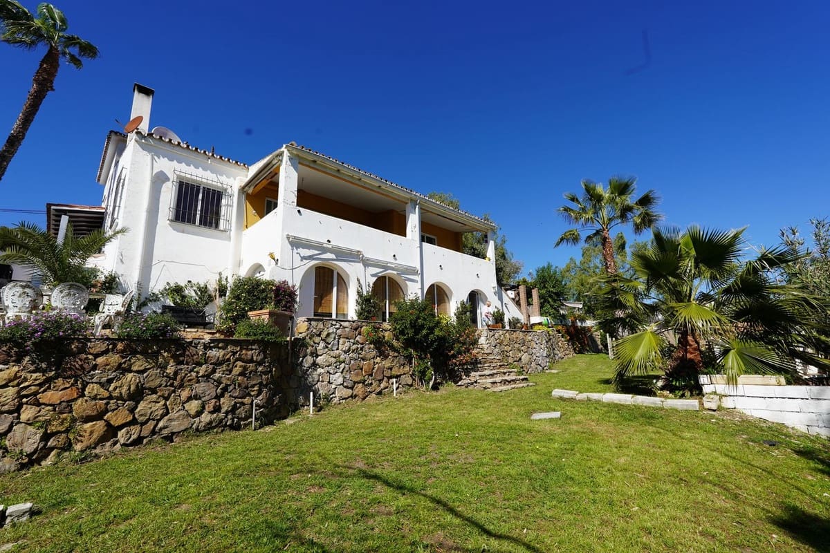 6 bedroom Villa for sale in San Pedro de Alcantara with pool garage - € 1,140,000 (Ref: 9709086)