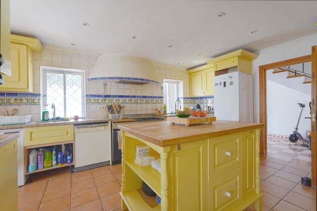 6 soveværelse Villa til salg i San Pedro de Alcantara, Marbella med swimmingpool garage - € 1.140.000 (Ref: 9709086)