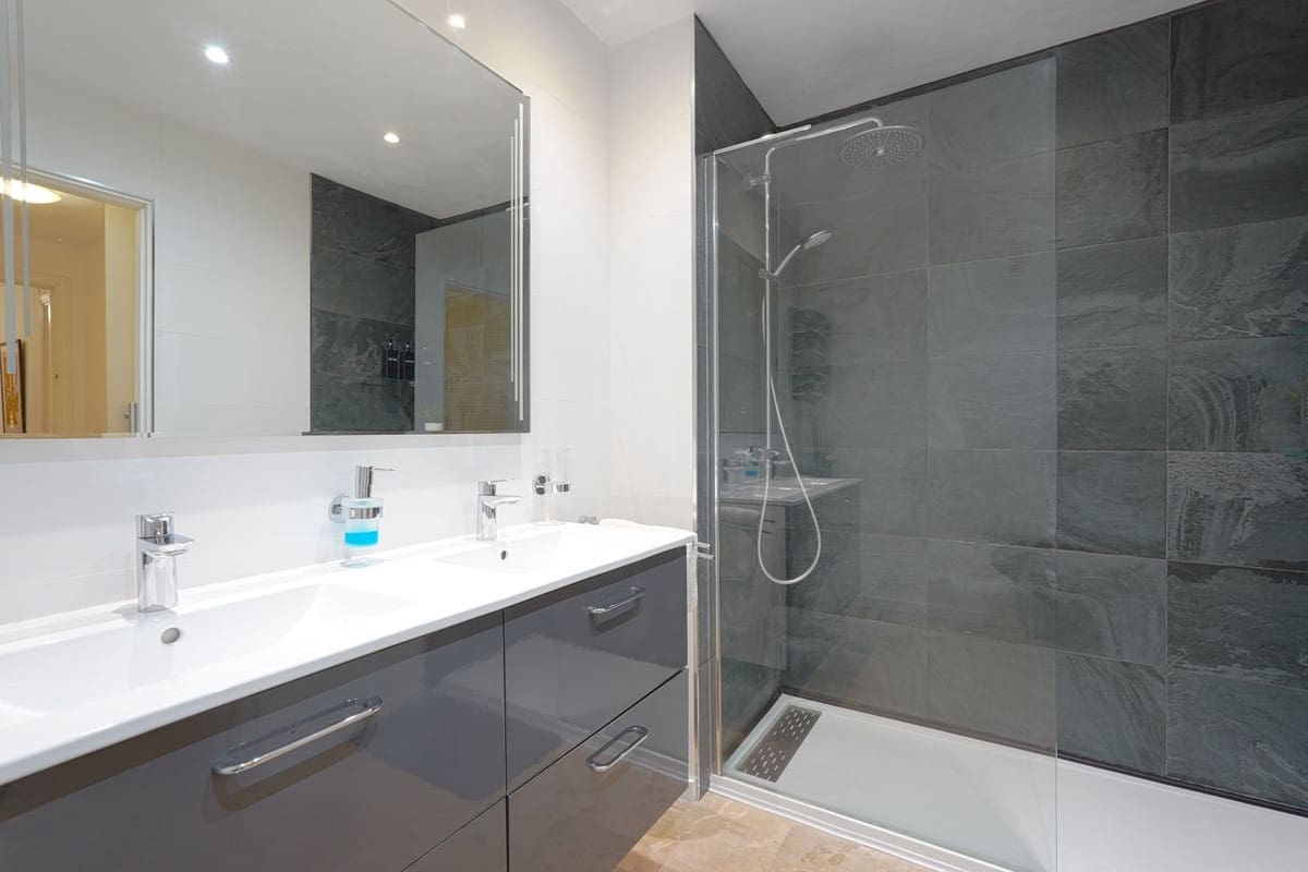 3 bedroom Beach Apartment for sale in San Pedro de Alcantara with pool garage - € 695,000 (Ref: 9713486)