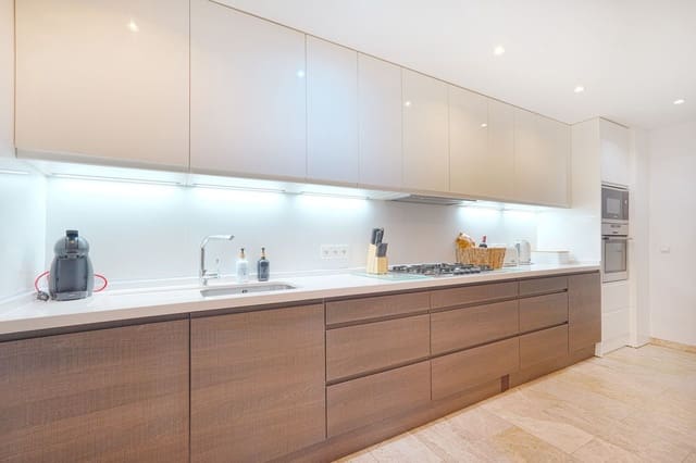 3 soveværelse Strandlejlighed til salg i San Pedro de Alcantara, Marbella med swimmingpool garage - € 685.000 (Ref: 9713486)