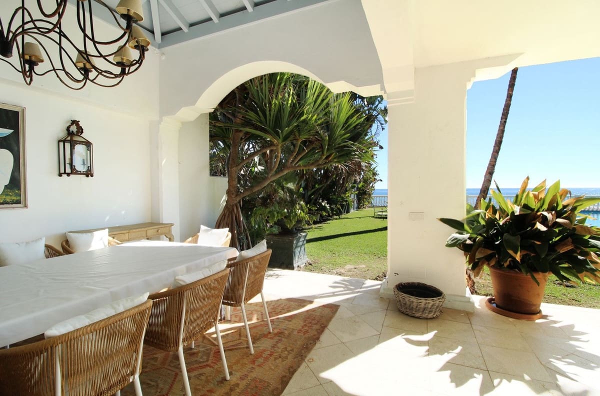 6 soverom Villa til salgs i Guadalmina med svømmebasseng garasje - € 11 900 000 (Ref: 9758054)