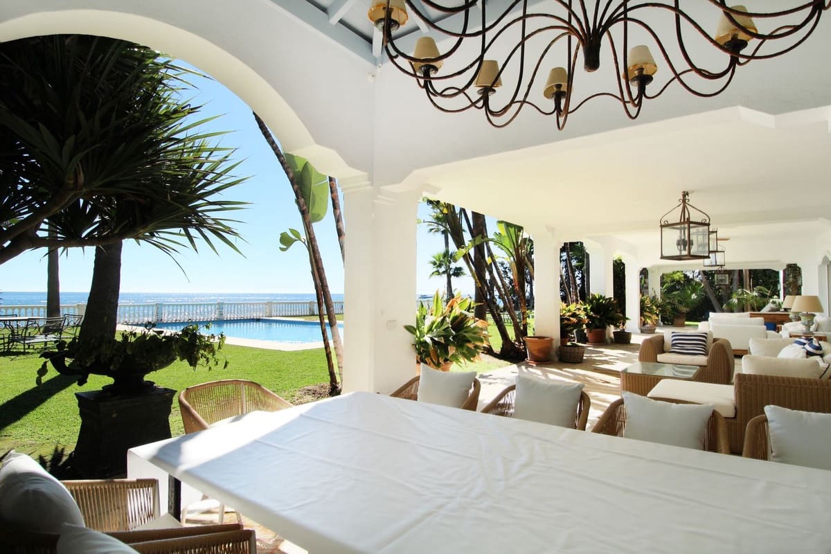 6 soverom Villa til salgs i Guadalmina med svømmebasseng garasje - € 11 900 000 (Ref: 9758054)