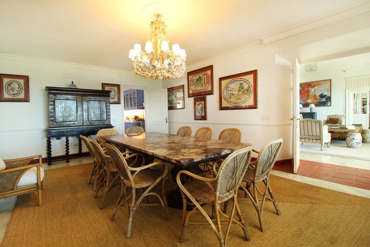 6 soverom Villa til salgs i Guadalmina med svømmebasseng garasje - € 11 900 000 (Ref: 9758054)