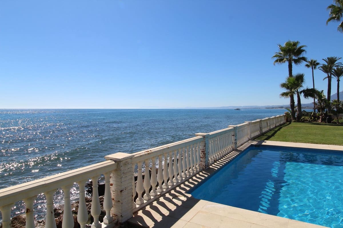 6 soverom Villa til salgs i Guadalmina med svømmebasseng garasje - € 11 900 000 (Ref: 9758054)