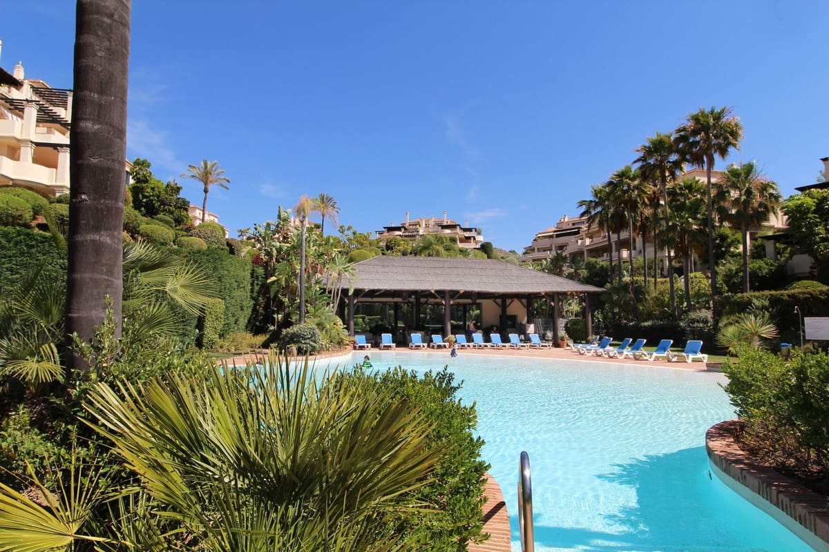 2 sovrum Lägenhet till salu i Benahavis med pool garage - 625 000 € (Ref: 9770879)