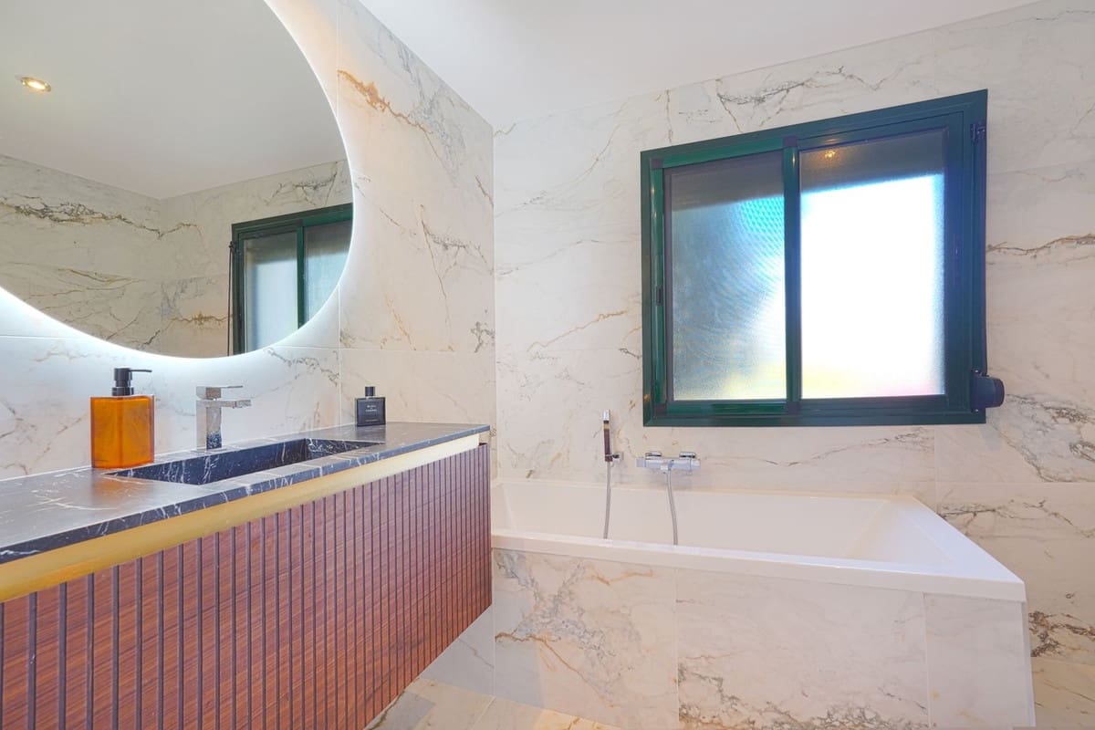 Apartamento de 2 habitaciones en Benahavís en venta con piscina garaje - 595.000 € (Ref: 9770879)